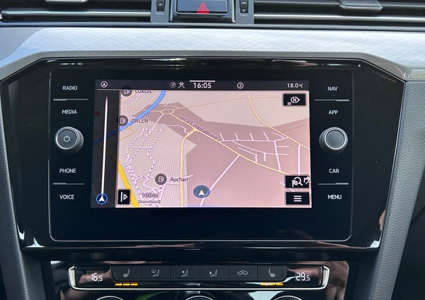 Volkswagen Passat cena 92900 przebieg: 129436, rok produkcji 2020 z Józefów małe 781
